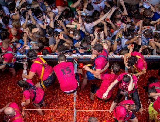 西班牙小鎮(zhèn)舉辦番茄大戰(zhàn)2萬人狂砸150噸番茄